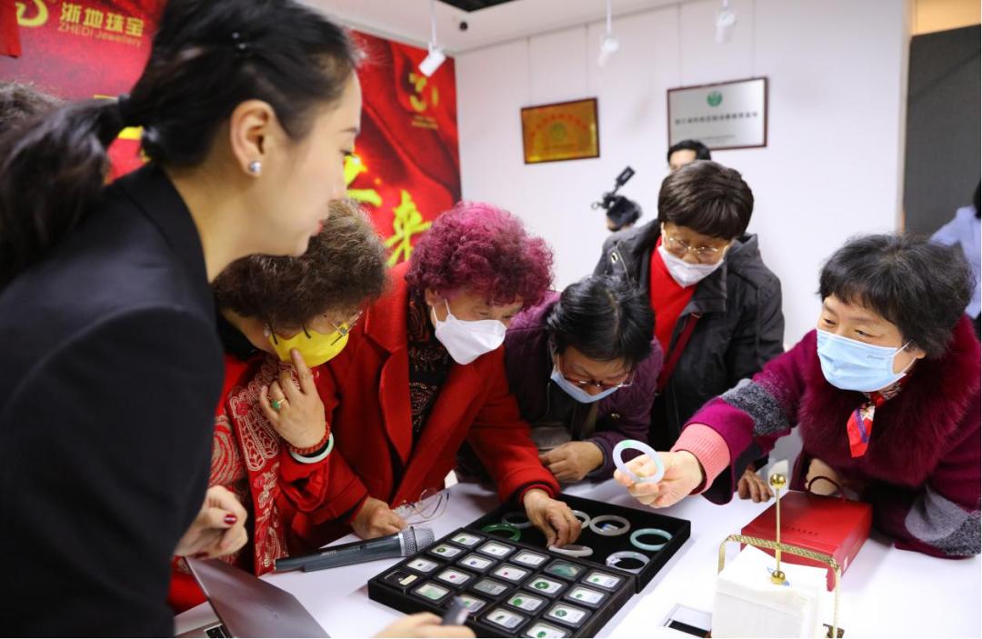 看看漂亮，其实假的！行业人士说：最大消费误区是到原产地买珠宝