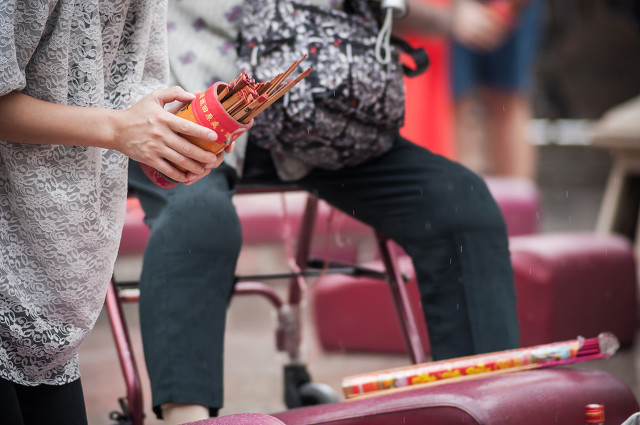 谁说挣钱难？看人家多挣钱，扫树叶一样