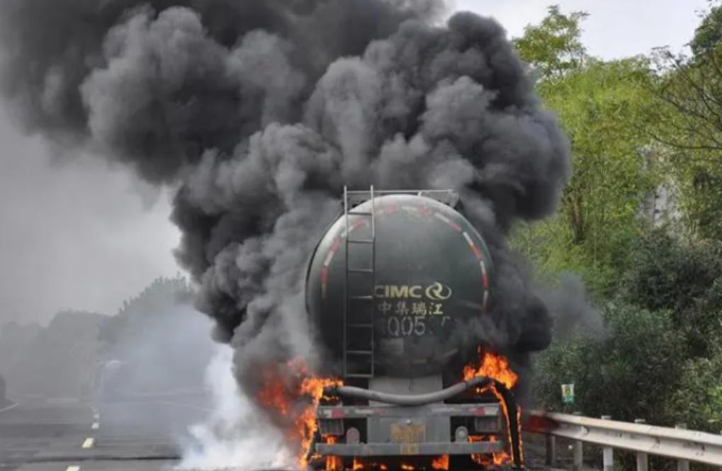 车祸司机被烧死事件,烧死人的交通事故新闻