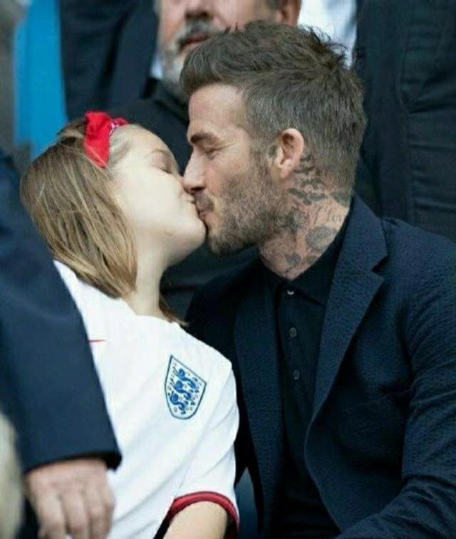 贝克汉姆大秀恩爱47岁辣妹献吻,贝克汉姆女儿和小七接吻