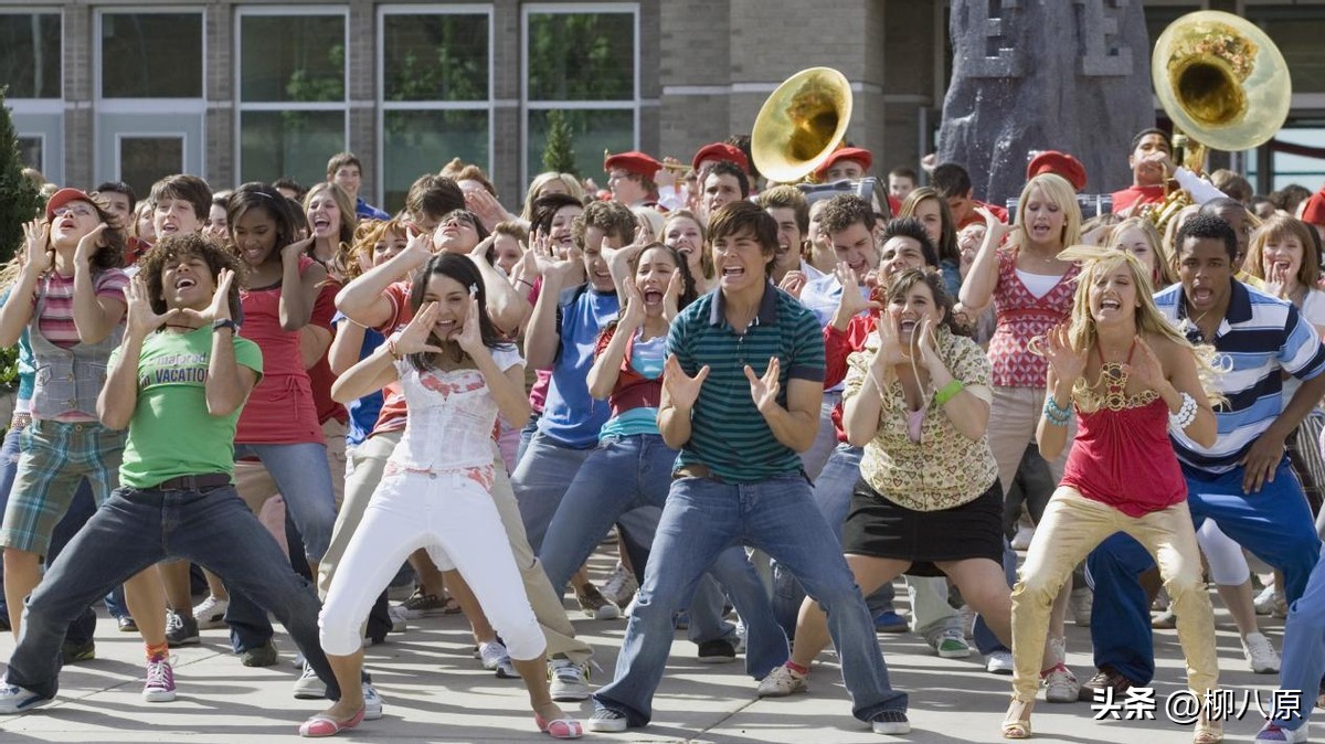 美国影片《歌舞青春》以青春为主线表达了什么？