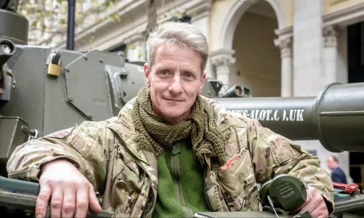 英国买坦克捡到金条,英国大叔买坦克