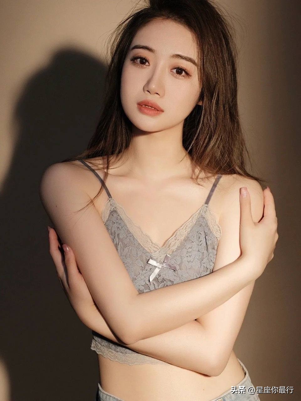 狮子座男喜欢双鱼座女的表现,狮子座怎么爱上双鱼座的男生呢