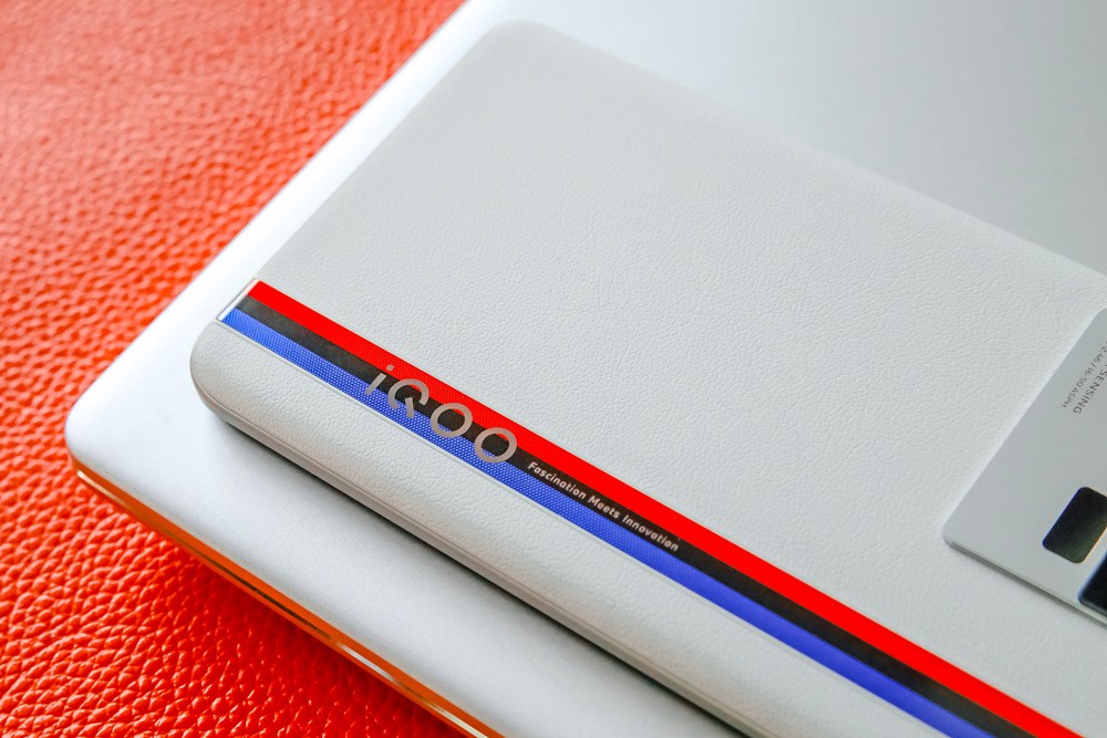 iqoo11骁龙8+2是超频版吗,iqoo11骁龙是不是满血版