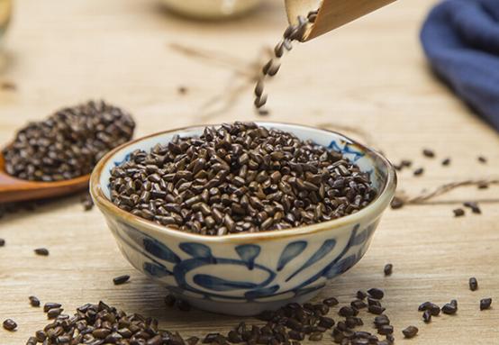 夏天老人喝什么茶去火最好,夏天天气热中年人喝什么茶