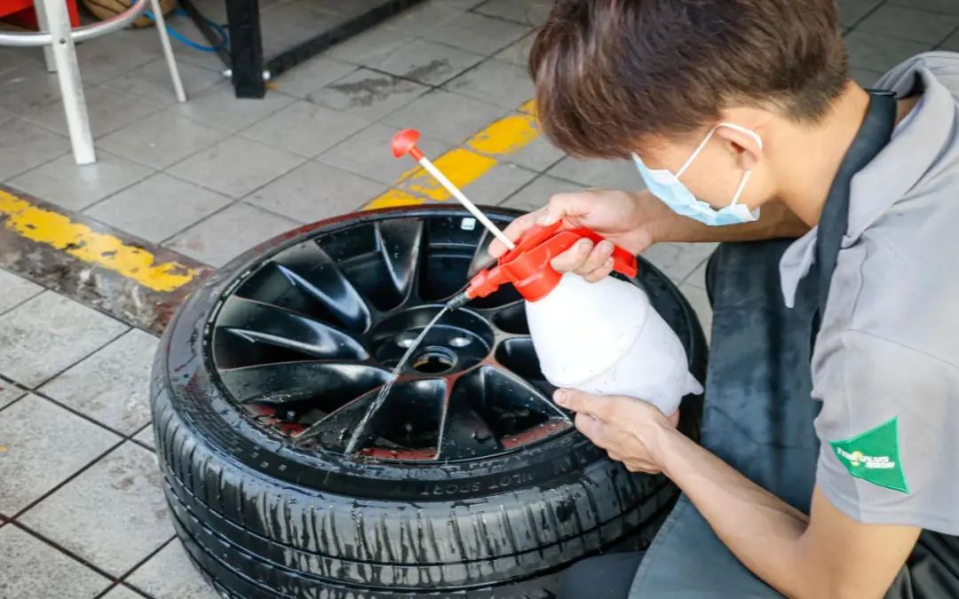 轮胎被扎怎么自救,轮胎被刺扎了怎么判断用不用补胎