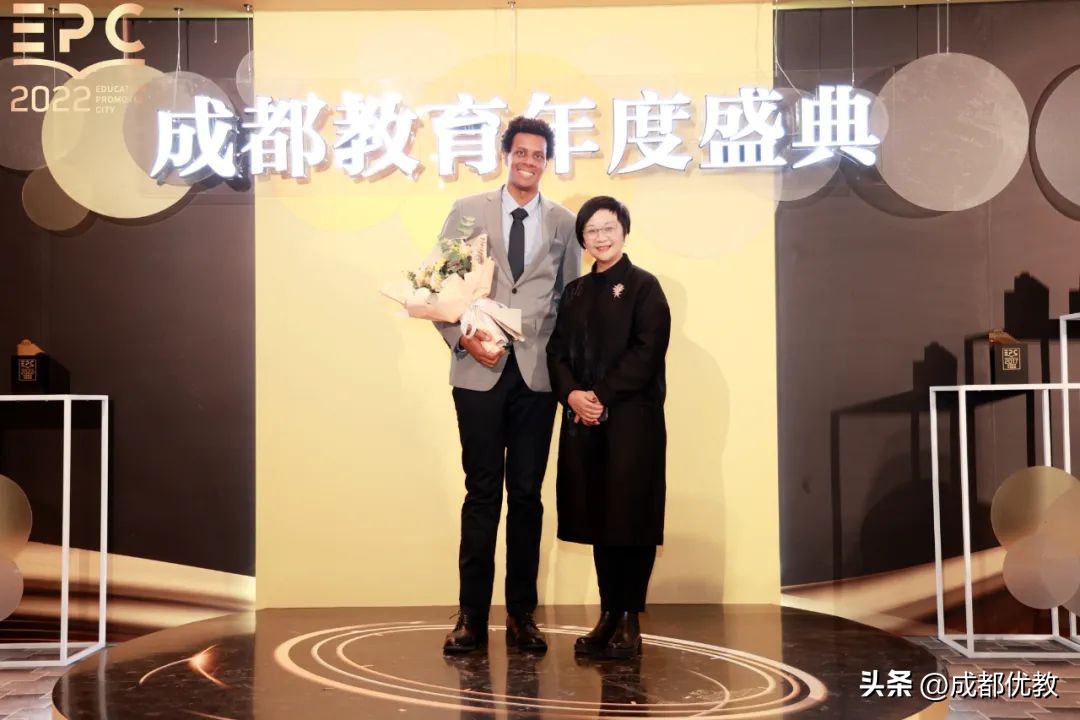 让世界杯与校园联动！万汇学校教师获“2022成都教育年度教师”