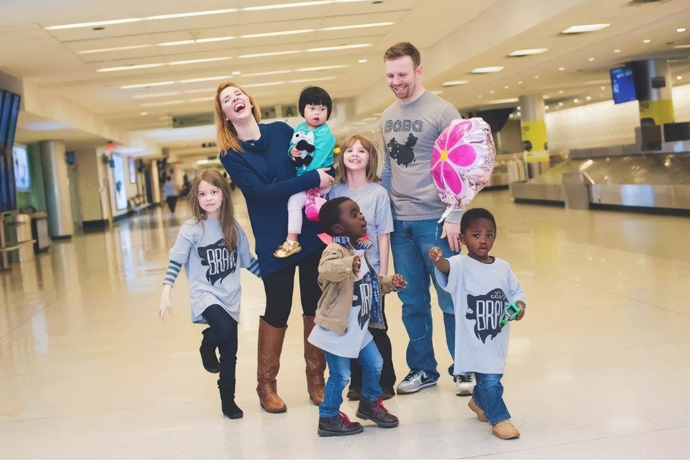 美国18年收养8万中国儿童，几乎全是女孩，背后有何缘由？