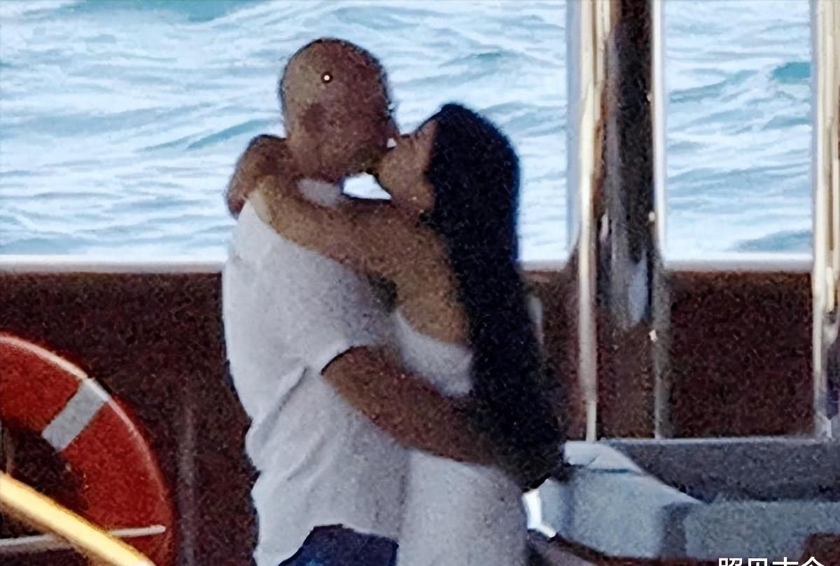 桑切斯和贝索斯的关系,桑切斯带给贝佐斯的情绪价值