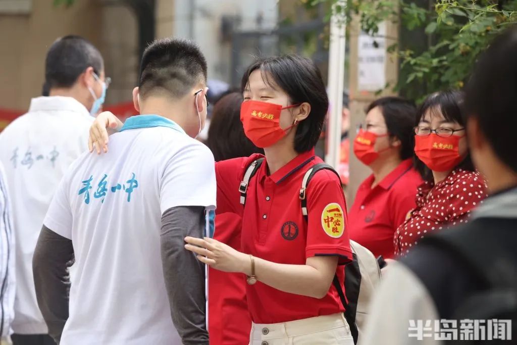 刚刚，青岛5万多勇士霸气走进战场！少年，此去何求？夺盛名、拔头筹、争魁首、独占鳌头！