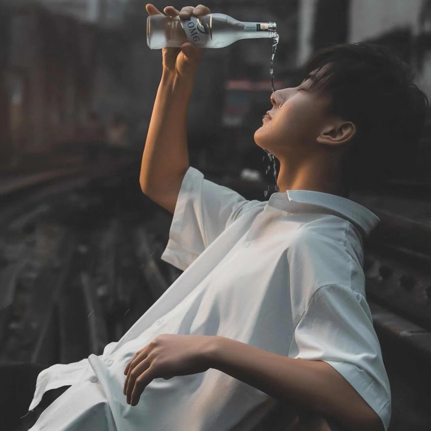 离别孤身一人的男生头像,一个人独自撑伞头像男生真人