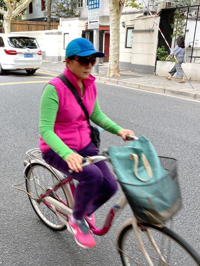 女人上了年纪也别穿得太土,40岁女人穿这几种颜色很土