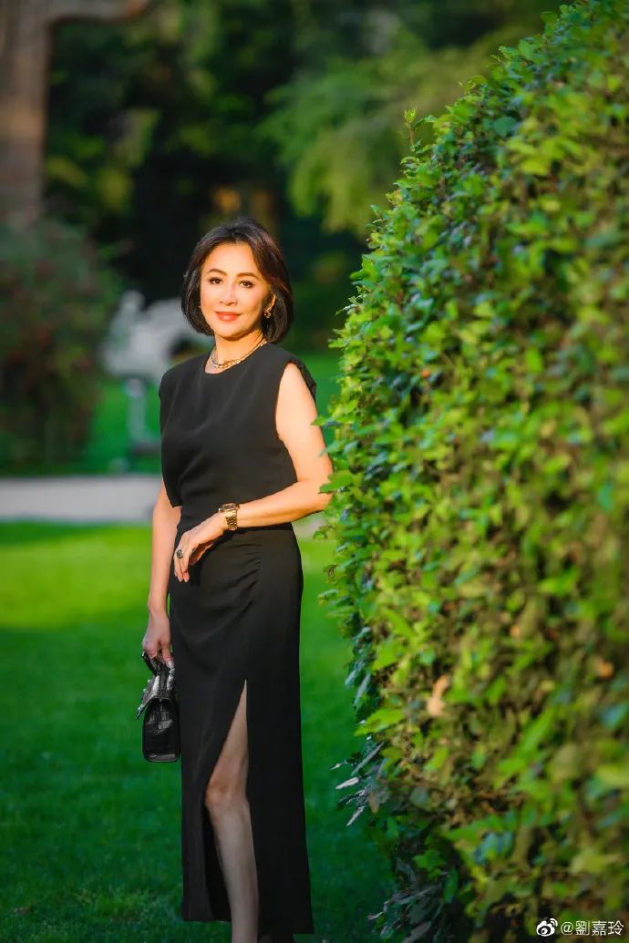 刘嘉玲与梁朝伟恩爱合照穿小香风,刘嘉玲梁朝伟红毯动图