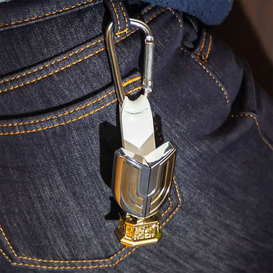 把神光棒带到学校,神光棒放在衣服里