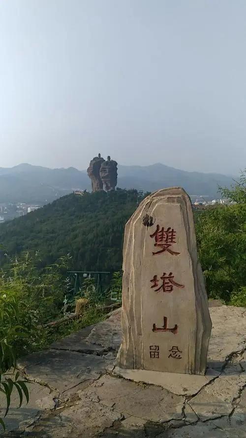 承德巨大岩石千年古塔,河北承德巨石上悬立两座古庙
