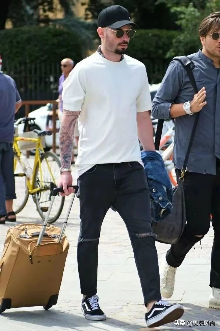 男士黑色t恤搭配什么颜色牛仔裤,男士白色t恤配什么颜色牛仔裤