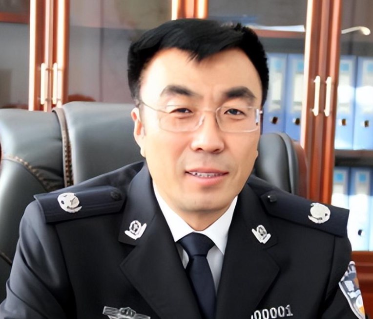 内蒙“警号000001”马明：嫌200万太少拒收，敛财1.57亿被判无期