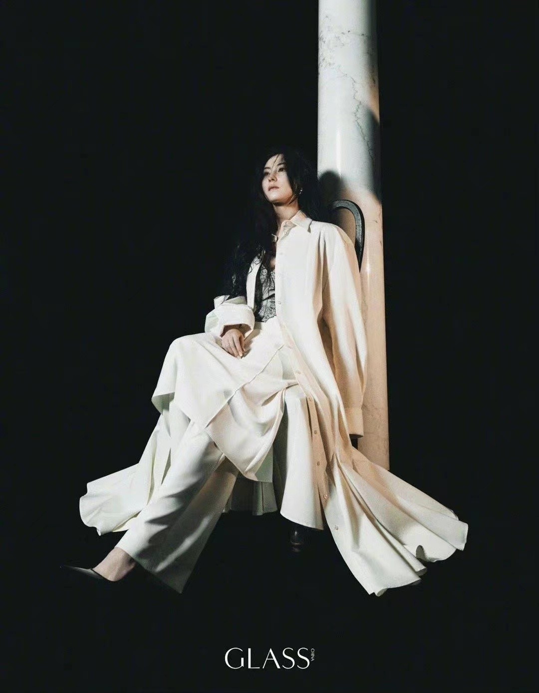 张柏芝最新广告穿的风衣配鲨鱼裤,张柏芝最新皮衣造型