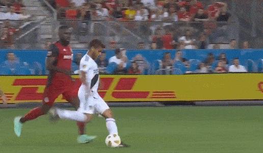 足球历史最强的牛尾巴过人,世界足坛十大独门绝技