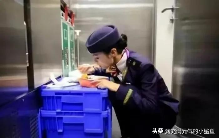 高铁“饭盒”已降价，为何还没什么人想买？看看内部人怎么说！