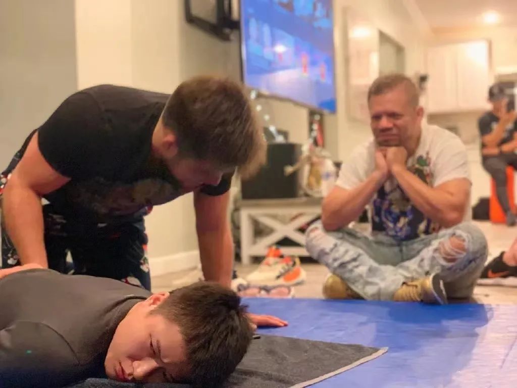 张伟丽重新夺回金腰带是什么时候,张伟丽金腰带要退回去吗