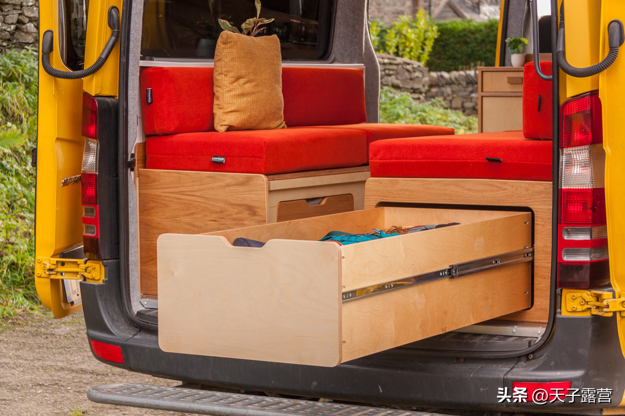 全球十佳露营车家具设计生产商舒适的座椅、一张大床和会客沙发