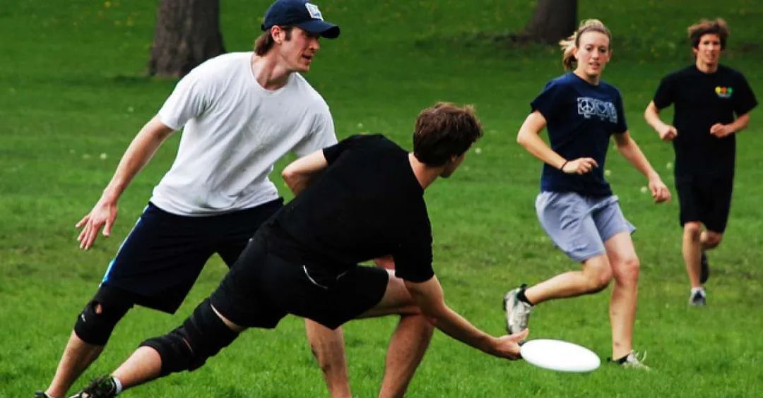 玩飞盘怎么拍照,玩飞盘照片