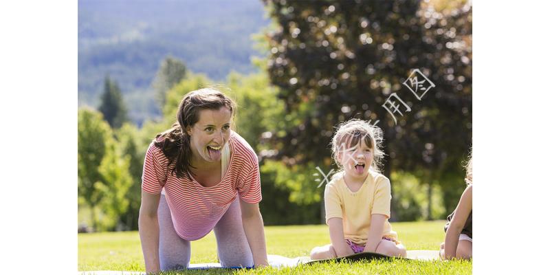 年年过生日女儿都迟到,今年我去接她,到门口后我愣了,默默离开