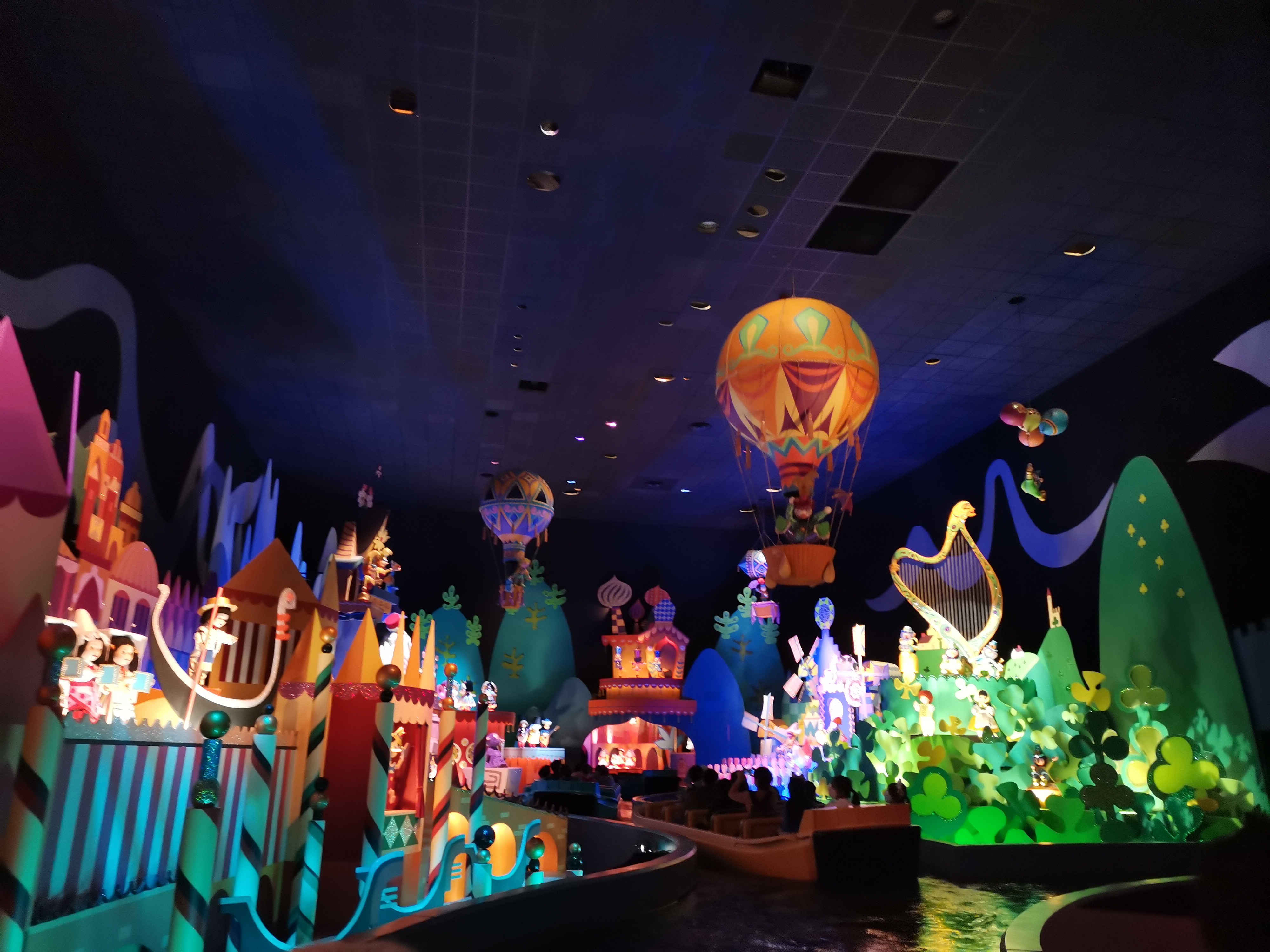 香港迪士尼和香港海洋公园哪个大,香港迪士尼过山车视频