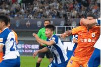 没法踢了?丑陋的判罚再次左右比赛。中超执法泰山已现破窗效应