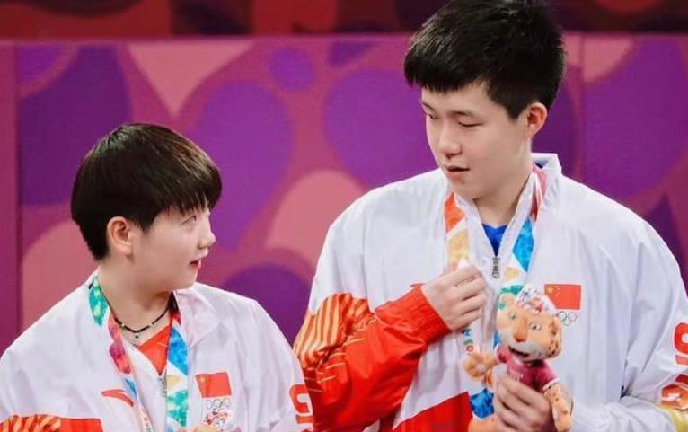 孙颖莎王楚钦新乡夺冠时刻,新乡世界杯决赛王楚钦孙颖莎领奖