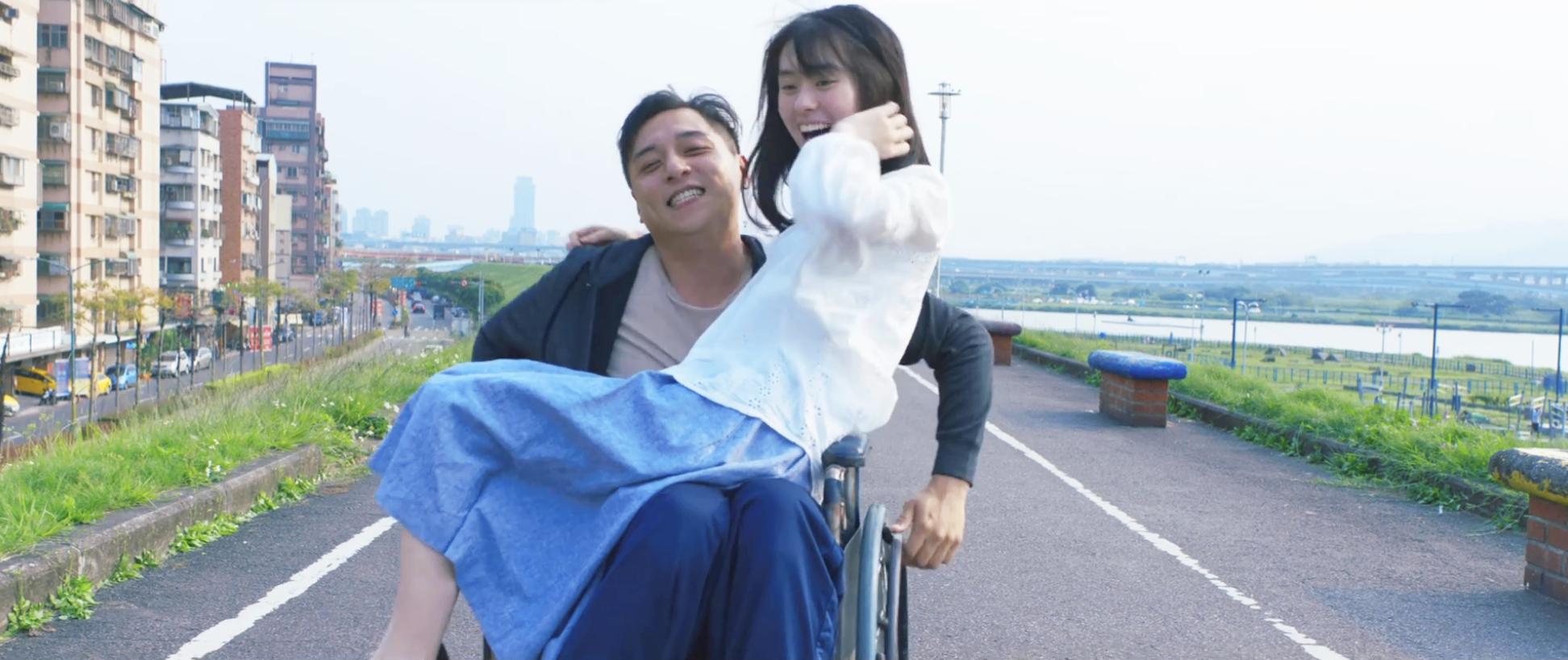 弑亲、卖肉、*拍偷**，尺度爆表，如此生猛的华语片，惊到我了