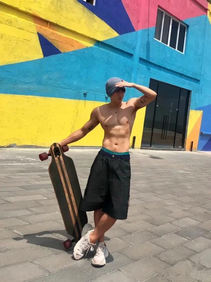 高颜值腹肌小狼狗照片,腹肌小狼狗照片帅气露脸