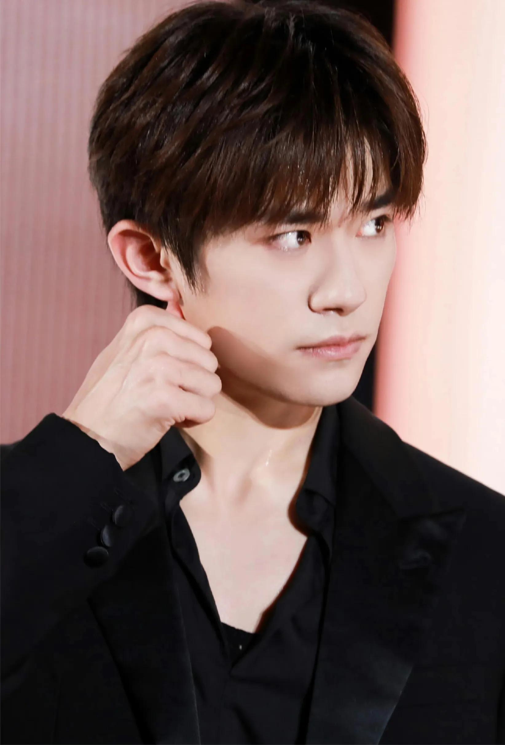 易烊千玺压轴出席阿玛尼活动,易烊千玺出席阿玛尼