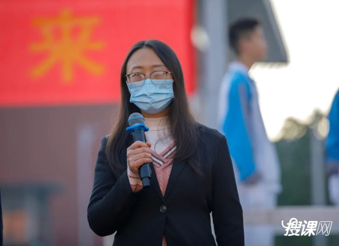 3000多名师生传递国旗为祖国庆生,开学典礼百人传旗