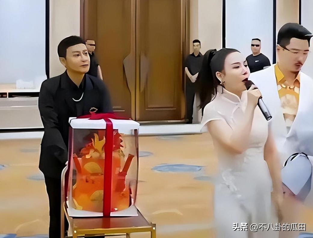 夹菜、擦嘴、当小弟，网红用钱让明星“折腰”的样子，真大开眼界