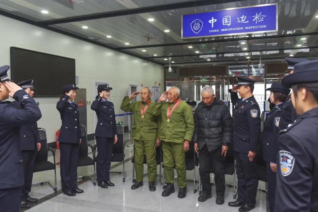 70多年后再次相聚，当年他8岁，他们18岁……