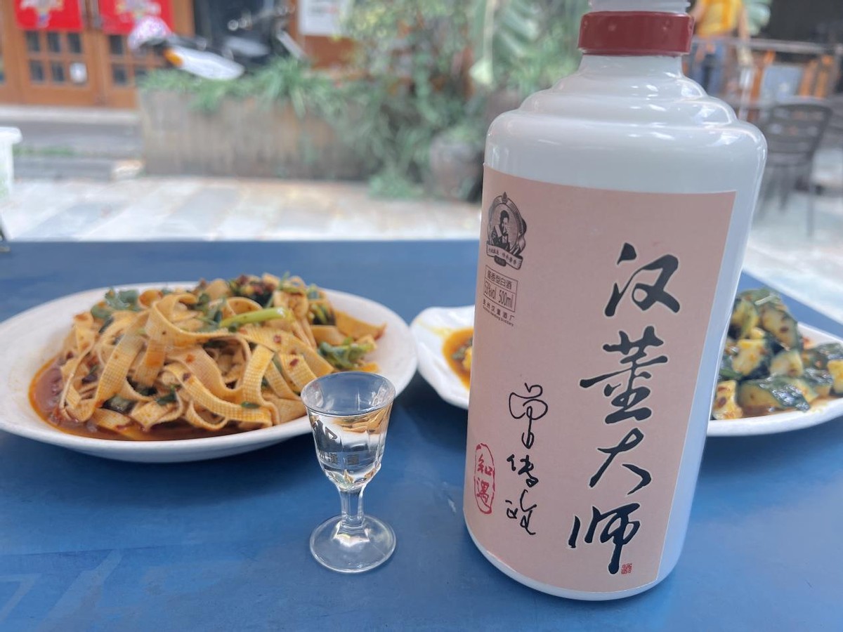 山东老人过80大寿，酒桌上中华烟茅台酒花费百万，网友却说是陋习