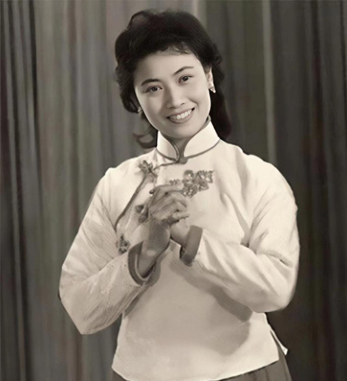 朱逢博丈夫骨灰摆放在哪里,著名女歌唱家朱逢博近况