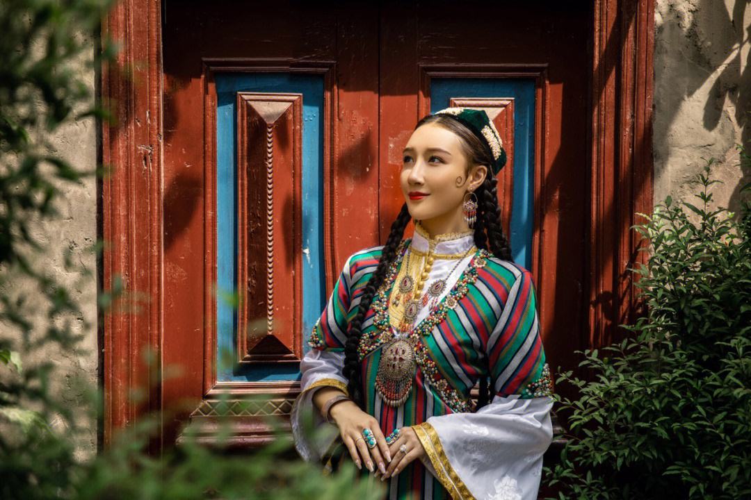 维吾尔族服饰欣赏,维吾尔族特色民族服饰