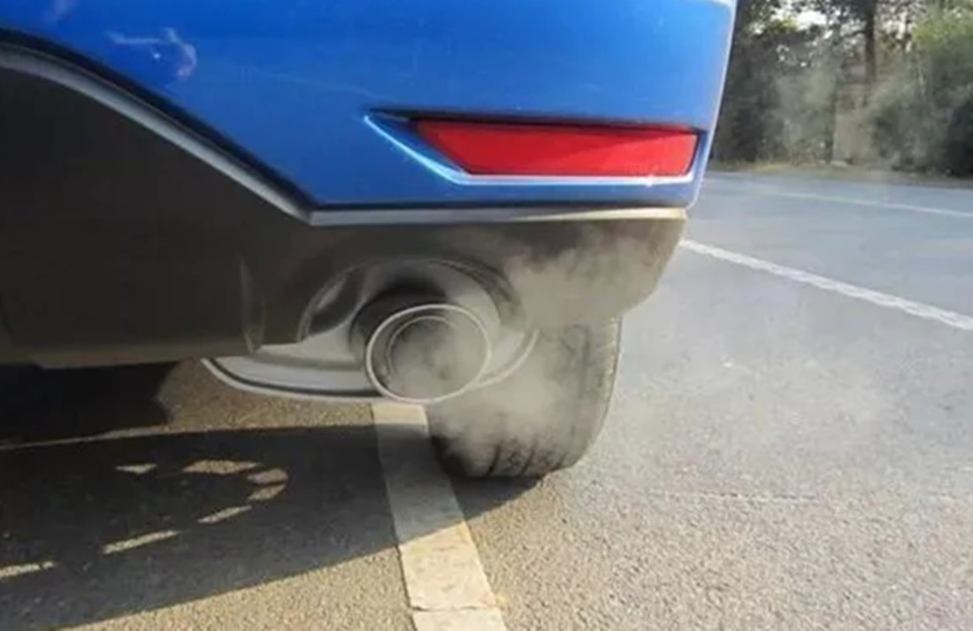 为什么有的车冬天排气管白烟少,冬季排气管冒烟与不冒烟