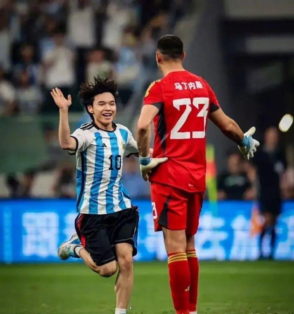 冲进球场拥抱梅西全过程,球迷冲进球场拥抱梅西后续原视频