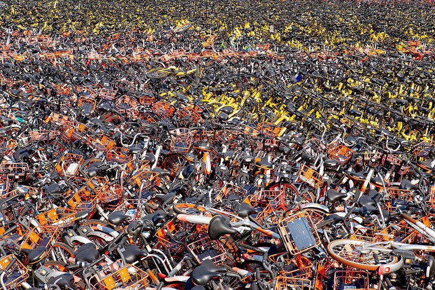 出道即报废，城市边缘堆满了新能源车“坟墓”，背后有什么危机？