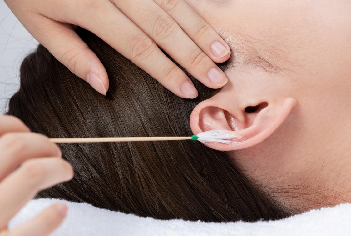 耳朵特别痒又掏不出耳屎怎么办,耳朵里痒一掏就流水是什么原因