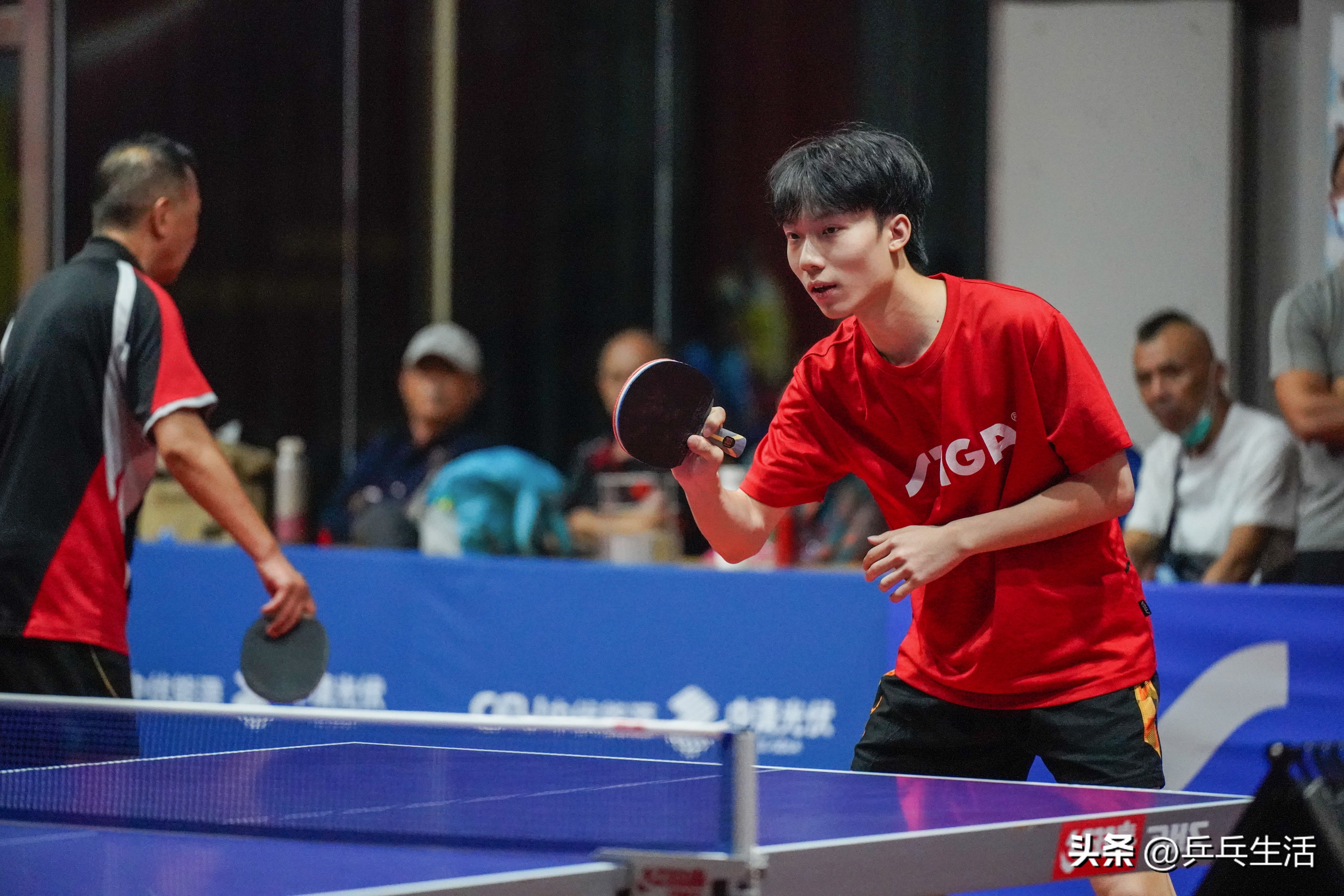 在乒乓馆打乒乓球,在乒乓球馆里跑步