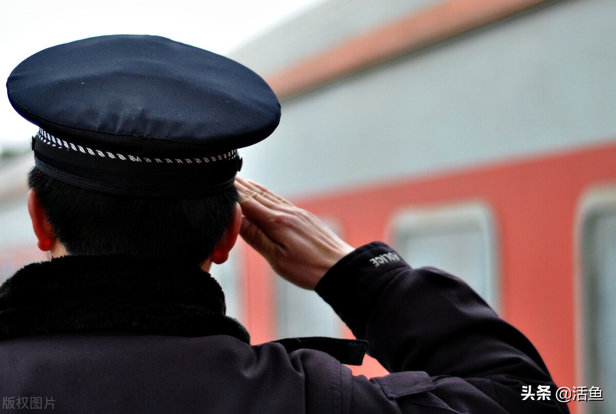 “叛逆”女孩不喜欢继父报假案，警官把她当女儿，助她考上大学