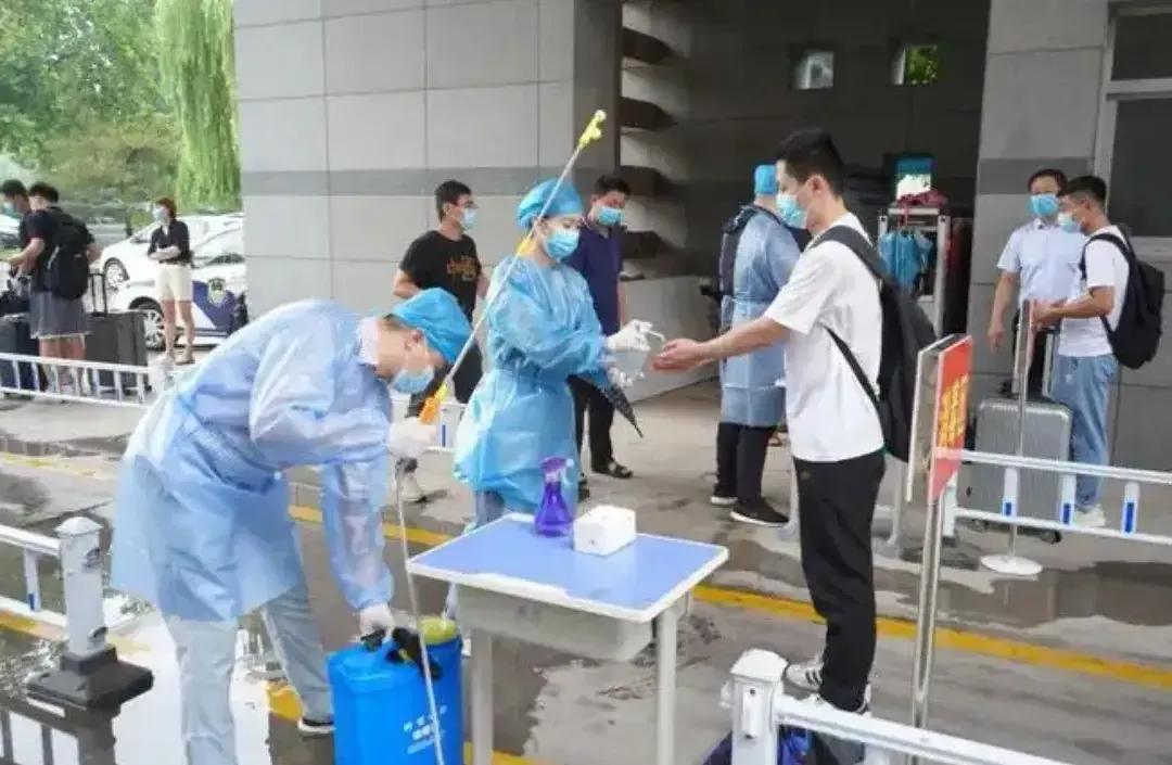 女生偷跑出校门被校长抓到,郑大女生被开除后续男朋友