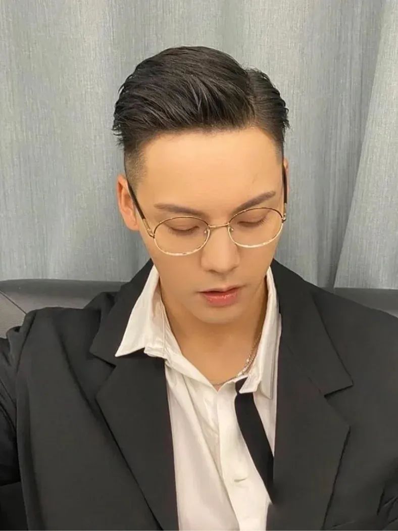 一款最帅气的男士发型,成熟男士头发稀少适合剪什么发型