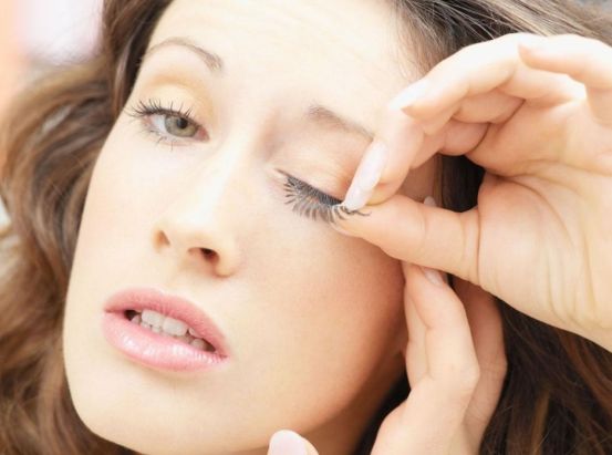 新手贴假睫毛详细教程,贴假睫毛和画眼线的正确步骤