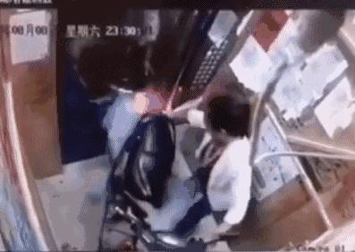 最新电动车在楼上充电引起火灾,凌晨电动车充电引发大火